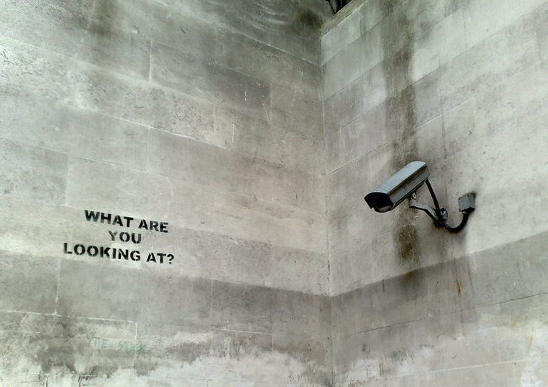 何を見ているんだ？　バンクシーの絵