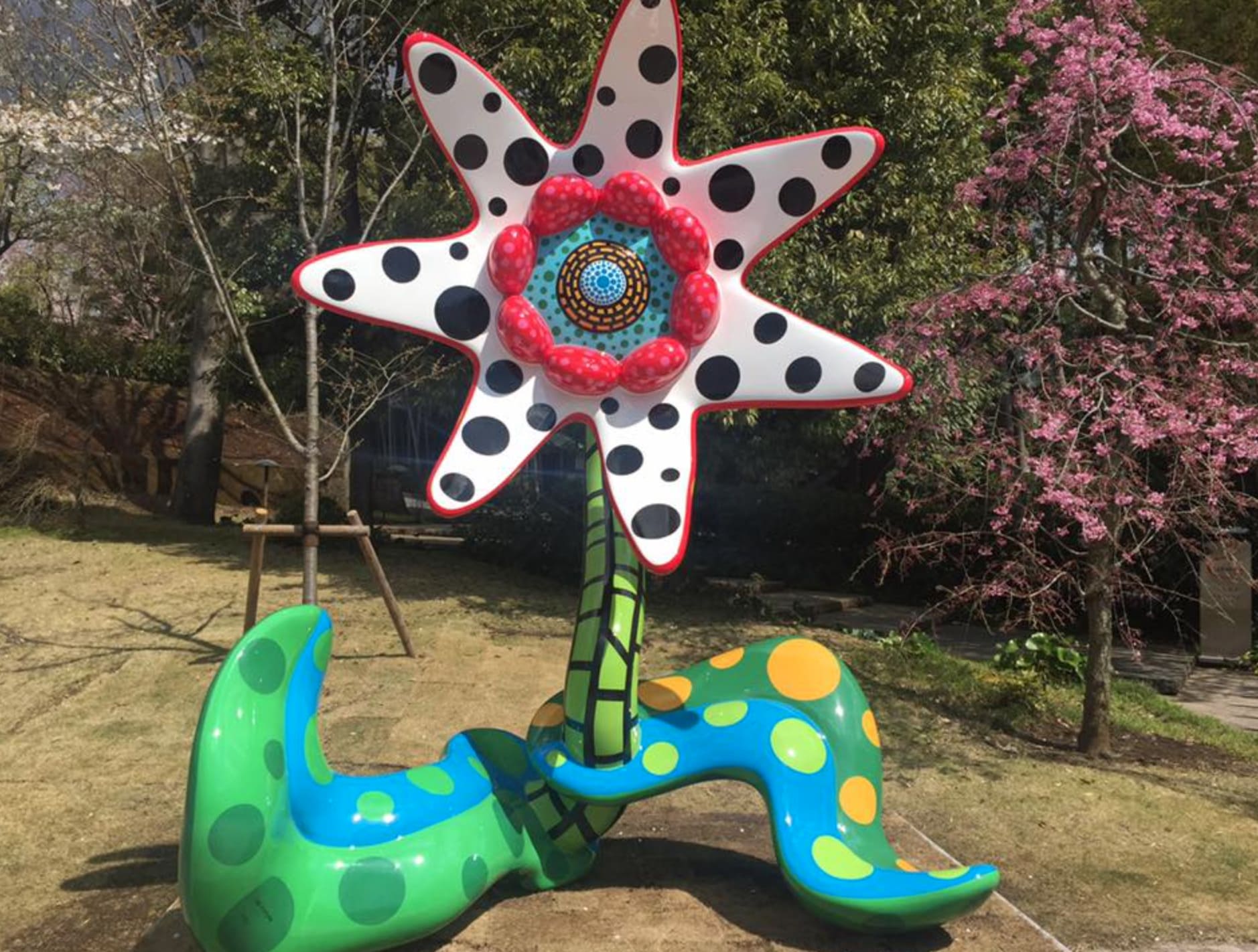 草間彌生の作品　明日咲く花