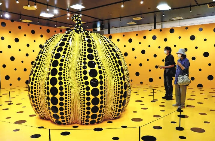 草間彌生の作品　大いなる巨大な南瓜