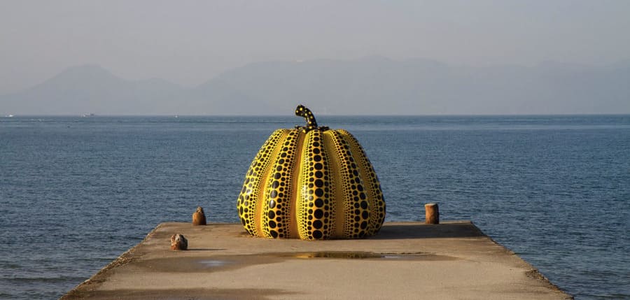 草間彌生の作品　黄かぼちゃ