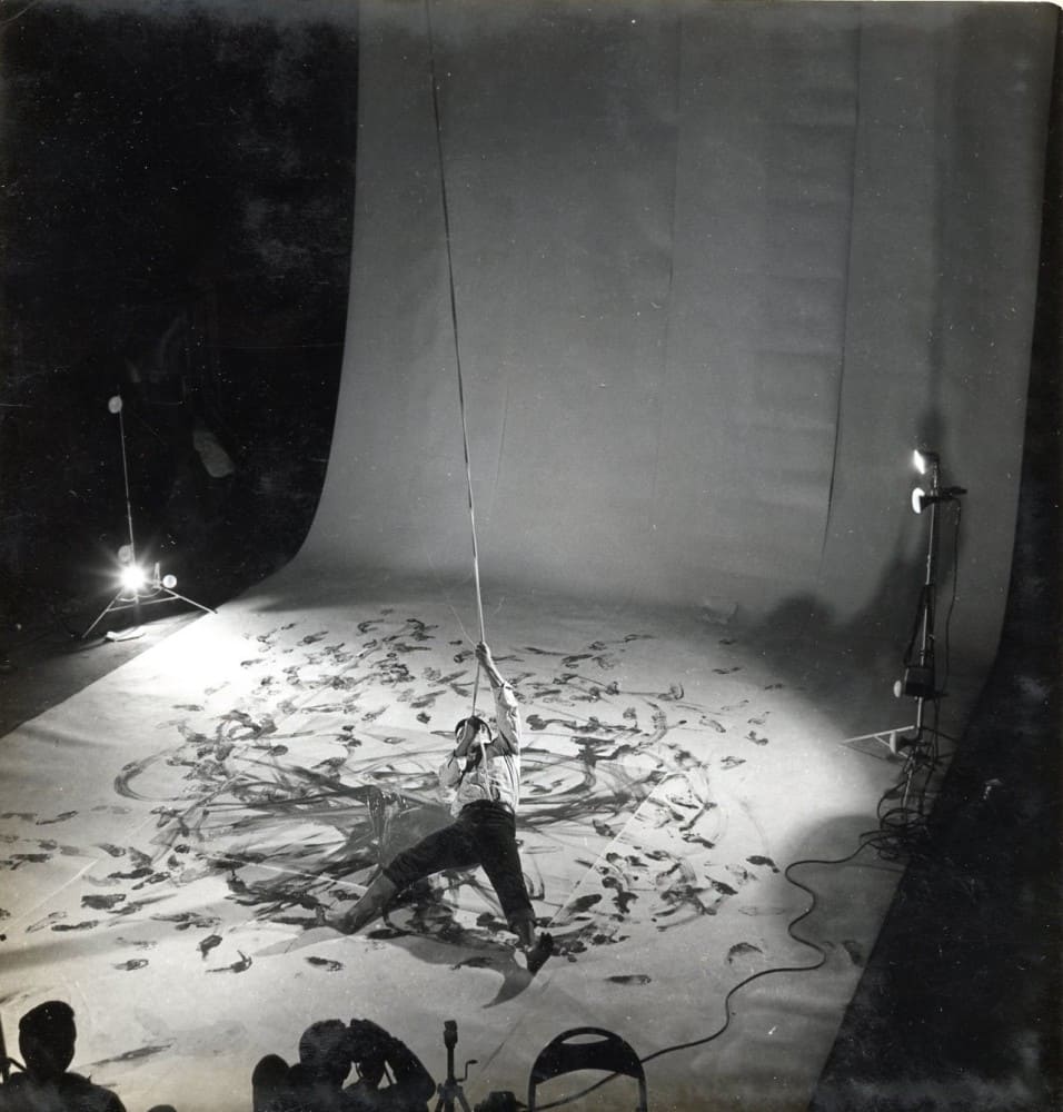 白髪一雄とは？作品の特色や見る方法を解説 | Dealers Stock